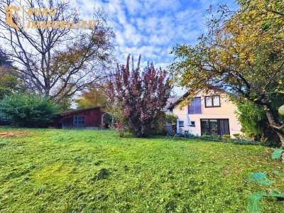 Viel Platz auf zwei Einheiten: Zweifamilienhaus mit Südgarten und Doppelgarage