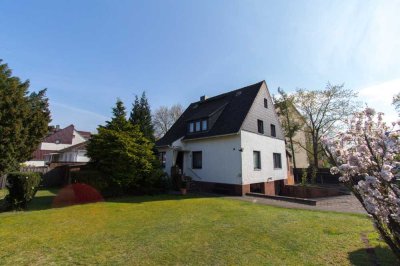 Freistehendes Zweifamilienhaus mit großem Garten in ruhiger Lage – solide vermietet & mit Potenzial