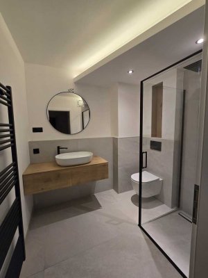 RENOVIERTE, PROVISIONSFREIE UND HELLE 3-ZI.-EG-WOHNUNG