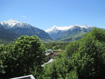Vom Eigentümer: Flexible und grosszügige Wohnung in Hanglage mit 2 Südterrassen und Gletscherblick