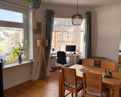 Charmante 2,5-Zimmer-Wohnung in denkmalgeschützter Gründerzeitvilla mit Balkon