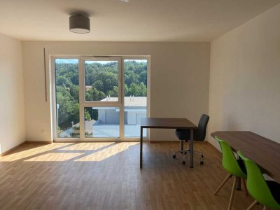 Helle, moderne Wohnung mit großem Balkon