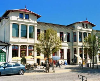 Lichtdurchflutete 3-Raumwohnung in Bäderarchitekturvilla mit Balkon