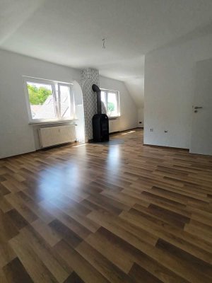 Freundliche 85 Quadratmeter Wohnung mit großer Dach-Sonnenterrasse und Einbauküche in Biebertal