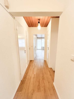 Modernisierte Wohnung mit Eigenheim-Charme plus Panoramabalkon, Sauna und Schwimmbad