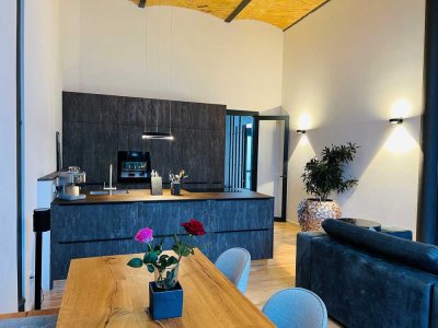Einzigartiges Wohnen in der Roten Kaserne: 138 m² Design-Maisonette mit 4,60 m Gewölbedecke, Garten,