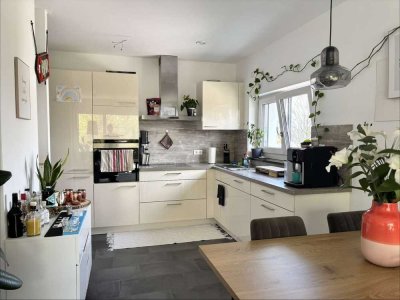 Moderne 2-Zimmer-Wohnung mit separatem Ankleidezimmer und grüner Terrasse