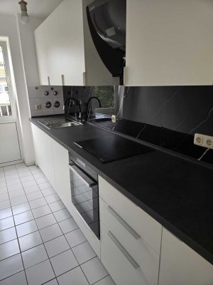 Freie, helle 2-Zimmer-Wohnung mit neuer Einbauküche und kleinem Wintergarten