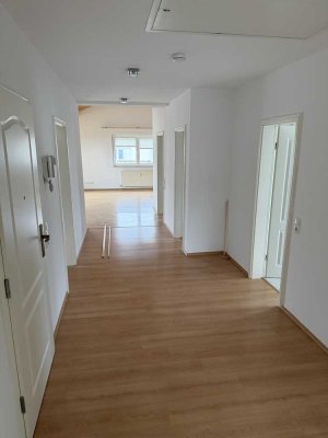 Mainz-Hechtsheim: Große 4-Zimmer Dachgeschosswohnung zu vermieten!