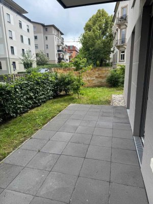 2-Zimmer-Wohnung im Erdgeschoss mit Einbauküche & zwei Terrace