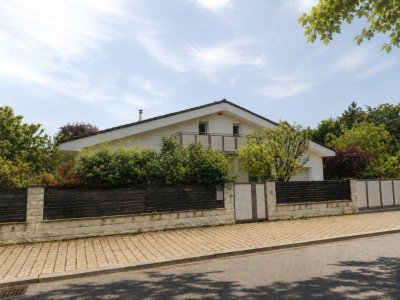 4 Bedroom Family Home near VIC and VIS