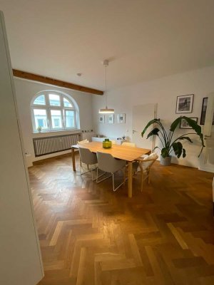 Altbau-Highlight mit 20 m² Dachterrasse & großer Wohnküche