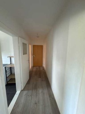 Schicke 2 Zimmer Wohnung mit einfacher EBK und Wannenbad