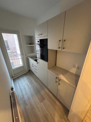 Modernisierte Wohnung mit zwei Zimmern sowie Balkon und EBK in Hannover
