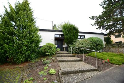 Stilvoll wohnen: Architektenhaus mit Garten, Garage & Potenzial zur Modernisierung