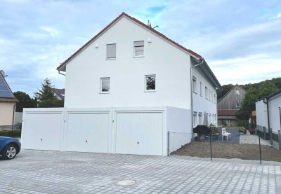 Neubau von 2023 - Reihenmittelhaus mit Einzelgarage und Stellplatz - PV und Speicher - TOP-Modern!