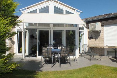 Moderner Bungalow mit Wintergarten + wohnlich ausgebautem Untergeschoss in ruhiger Lage von Blessem
