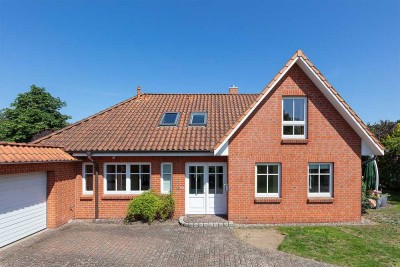 Licht und Raum: Repräsentatives Einfamilienhaus in ruhigem Wohngebiet