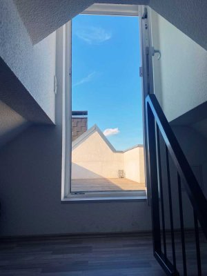 Stilvolle 2-Raum-DG-Wohnung mit gehobener Innenausstattung mit EBK in Essen