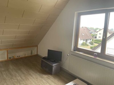 Ansprechende und gepflegte DG-Wohnung in Offenburger Ortsteil. . Bei dieser ansprechenden Immobilie