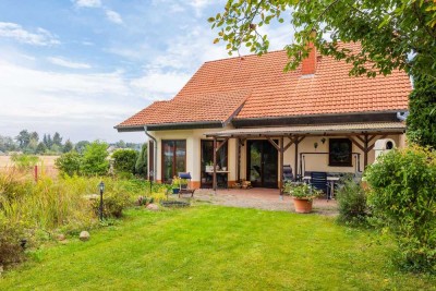 Fußbodenheizung, Gästebad mit Dusche, Kamin, Rollladen, Garagen usw.: Einfamilienhaus in Storkow
