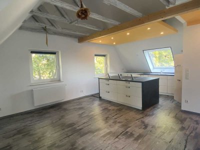 Helle und moderne Dachgeschosswohnung mit Loggia in gepflegtem Mehrfamilienhaus