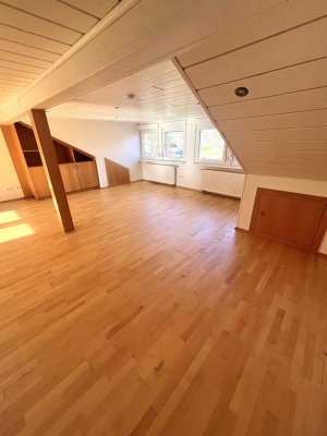 Sehr schöne und helle 2,5-Zimmer Dachgeschosswohnung in Hockenheim-Provisionsfrei!