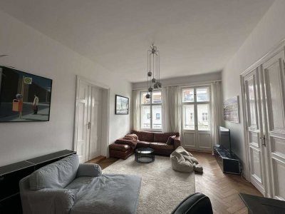 Stilvolle Altbauwohnung mit Stuck, Flügeltüren & Balkon – modernisiert mit Aufzug