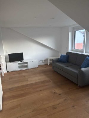 separate Dachwohnung in 2-er WG, zentrale Lage am Hess. Rundfunk