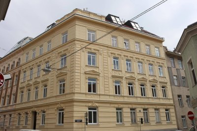 2-Zimmer Wohnung in wunderschönem Altbau mit Aufzug und Einbauküche