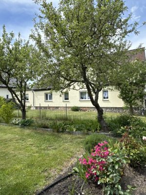 Platz für zwei Familien und die besten Freunde. Landhaus mit Einliegerwohnung zu verkaufen.
