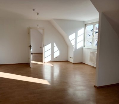 Provisionsfrei - Dachgeschosswohnung in zentraler Lage