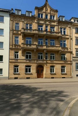 Stilvoller Altbau trifft auf modernes Wohngefühl – charmante Maisonettewohnung mit Sonnenterrasse