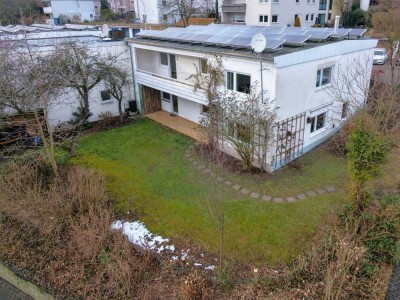 Renoviertes Zweifamilienhaus mit PV-Anlage & zwei Garagen in guter Lage
