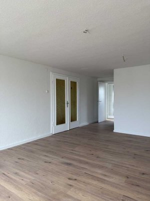Großzügige helle 2-Zimmer-DG-Wohnung - Vollständig renoviert in 2026