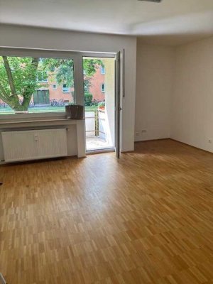An WG zu vermieten! Direkt am Flaucher! Teilsaniert, 4 Zi, Wohnküche, Westbalkon, keine EBK!