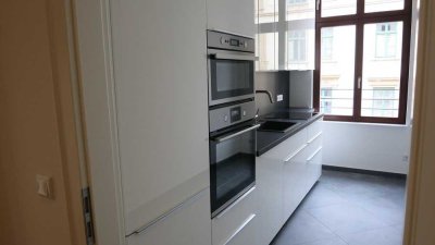 Kernsanierte 2-Zimmer-Wohnung mit Einbauküche und großem Erker