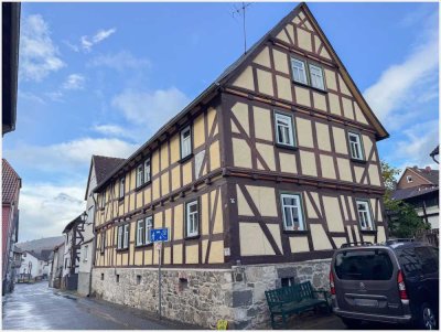 Großzügig, charmant, einzigartig: Fachwerkhaus mit Scheune in Allendorf (Lumda)!