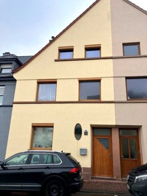 Stilvolle DHH mit Garten, Terrasse & Keller – 4 Etagen in bester Lage