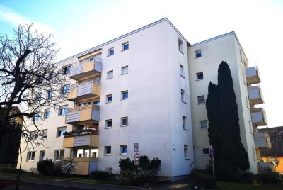 Kzfr. beziehbare, renov.bedürftige 3-Zi.-EG-Whg. mit SW-Balkon und eigenem Kfz-Stellplatz
