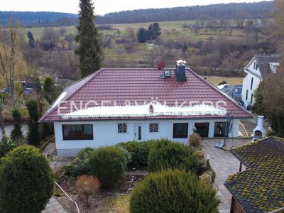 Wohnvielfalt mit Stil - Großzügiges Zweifamilienhaus mit weitläufigem Grundstück