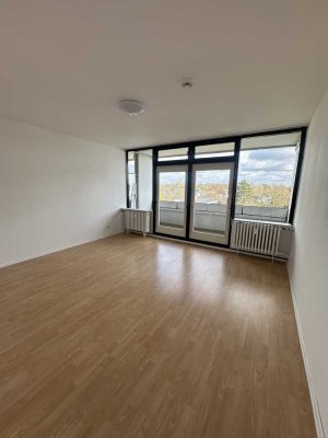 Sanierte 2 Zimmer Wohnung mit Balkon und EBK