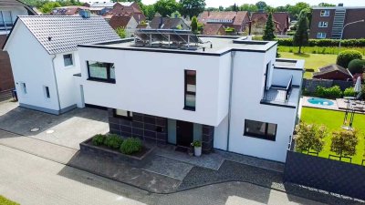Architektenhaus mit Pool-Lounge, Doppelgarage und separatem Wohnhaus!