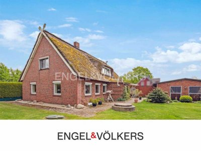 Reetdach-Idyll mit vielseitig nutzbaren Nebengebäuden