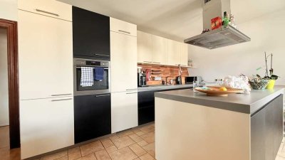 Schöne 3-Zimmer-Dachgeschosswohnung mit Einbauküche