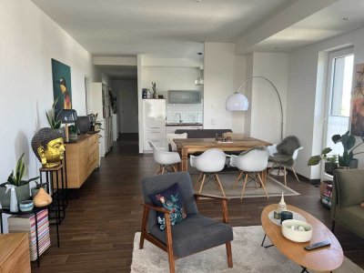 Moderne 4-Raum-Wohnung mit Balkon und zwei Bädern