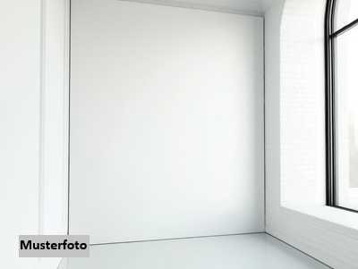 Großzügige Dachgeschosswohnung mit Balkon und Pkw-Stellplatz