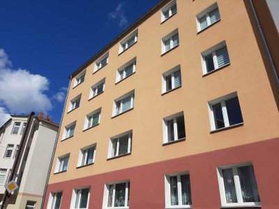 *Familiäre und zentrale Wohnung mit Balkon und Tageslichtbad*
