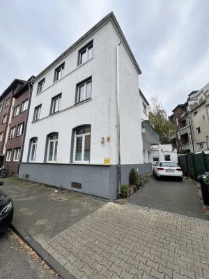 Stilvolle, sanierte 4,5-Zimmer-Wohnung mit luxuriöser Innenausstattung in Düsseldorf