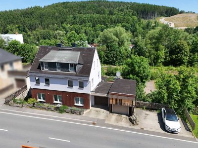 Warum länger Miete zahlen? Großes Ein- / Zweifamilienhaus mit 4 Garagen in Schwarzenberg-Grünstädtel